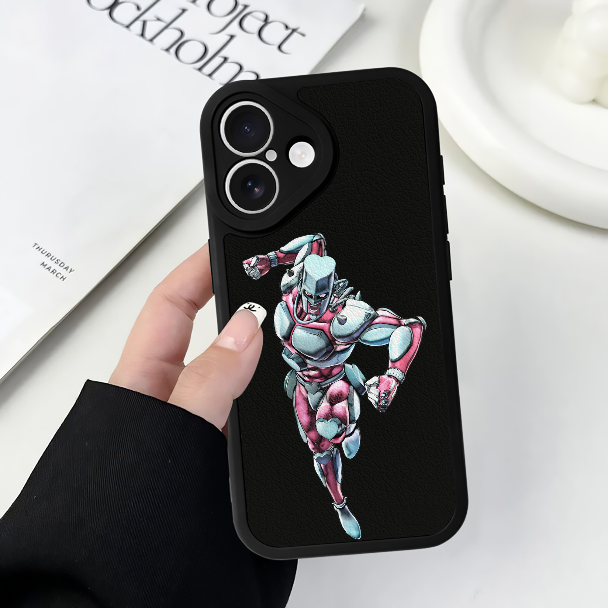 （画像用） ジョジョの奇妙な冒険 ひがしかた じょうすけ JoJo's Bizarre Adventure Higashikata Josuke 【iPhone 16シリーズ対応】シリコンスマホケース（レザー調） 材質：シリコン